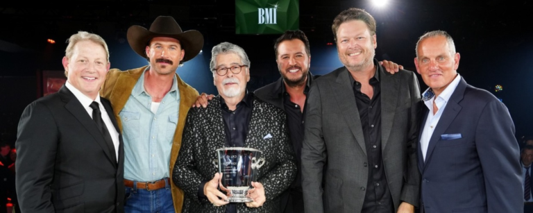 Kijk hoe Blake Shelton en Luke Bryan Randy Owen uit Alabama eren met een racistisch duet ‘Mountain Music’ tijdens de BMI Awards