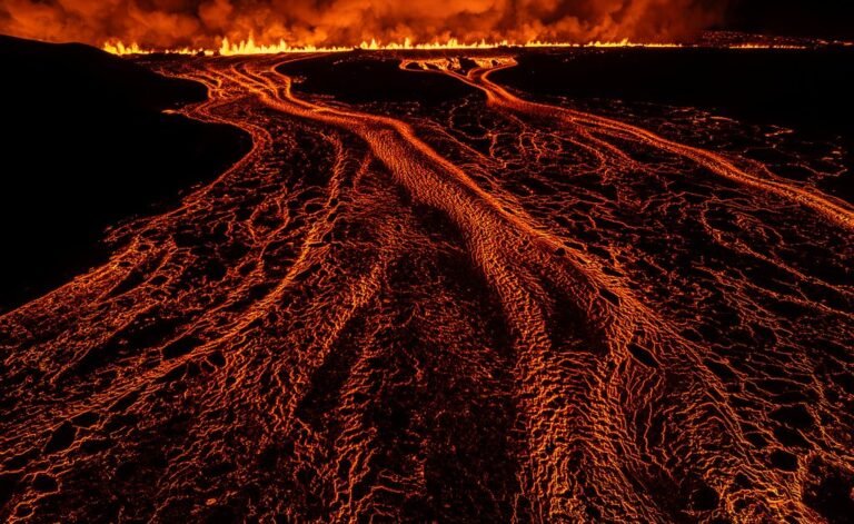 Zie foto’s: vulkaan op IJsland barst voor de zevende keer in twaalf maanden uit