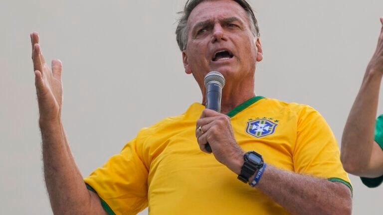 De Braziliaanse politie beschuldigt voormalig president Jair Bolsonaro van poging tot staatsgreep: NPR